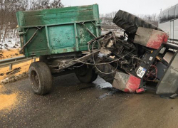 Мужчина пострадал в тракторе, который перевернулся в Ниспоренском районе