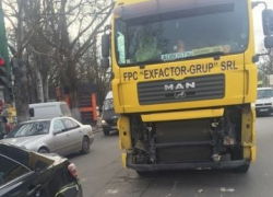 На Ботанике грузовик столкнулся с тремя легковушками