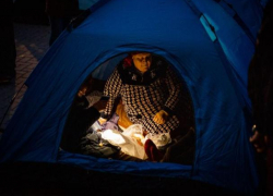 Сотни людей остались на ночь в палатках, установленных перед Генеральной прокуратурой