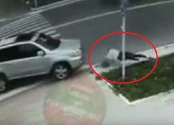 Жуткое столкновение джипа с девушкой в Тирасполе попало на видео