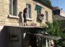 Опубликовано видео попытки окровавленного парня проникнуть в квартиру к женщине в Кишиневе