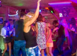 Три подруги устроили ночную драку с оскорблениями в сельском баре