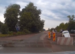 Попавшее в чудовищный котлован на въезде в Страшены такси сняли на видео