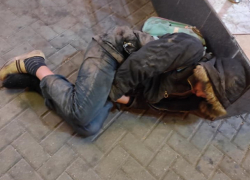 Нет паспорта - спи на улице или на помойке, даже если ты инвалид