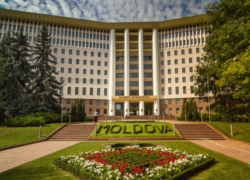 По тысяче человек на партию вполне хватит - так решил парламент