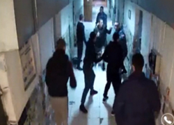 Заключенные молдавских тюрем избивают охранников и издеваются над ними