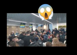 Скандал в аэропорту Кишинева: пассажиры возмущены из-за проведенного без очереди человека