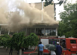 Бушевавший огонь в строящемся офисе на Рышкановке сняли на видео