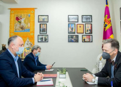 Игорь Додон напомнил Кенту из США о недопустимости вмешательства во внутренние дела Молдовы 