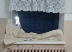 Шокирующие кадры из детской больницы Сорок – окна заткнуты одеялами, нет лекарств