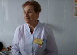 Вот, они, настоящие герои. 80-летняя ЛОР работает врачом уже 50 лет