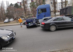 Грузовик Национальной Армии протаранил в Кишиневе легковушку