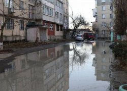 Кишиневский двор превратился в водохранилище из-за прорвавшейся трубы