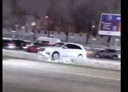 Моментальная карма: водитель застрял на виадуке, решив, что он самый изобретательный