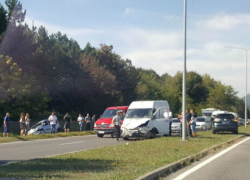 Тройное ДТП заблокировало дорогу в аэропорт: движение парализовано