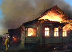 Мать вытащила 13-летнюю дочку из охваченного огнем дома и получила страшные ожоги