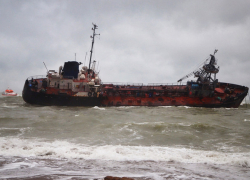 Танкер «Delfi» практически лег на борт: моряков спасут, хотят они этого или нет 