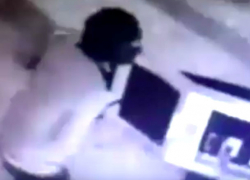 "Неуловимые" взломщики платежных терминалов в магазинах Кишинева попались на камеру видеонаблюдения