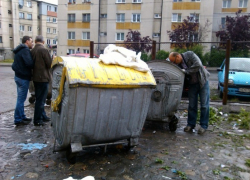 На Буюканах в мусорном контейнере нашли новорожденную девочку: она жива
