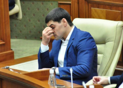 Машины с эксклюзивными номерами, дорогие подарки и полная анонимность: стало известно как отпраздновал день рождения депутат