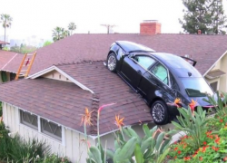 В Бельцах автомобиль заехал на крышу гаража, объезжая ребенка