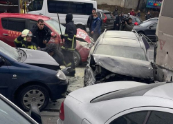 В отношении водителя автобуса, угробившего свыше десятка машин, проведут расследование