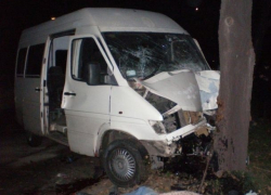 Микроавтобус с молдаванами врезался в электроопору в Псковской области, пострадала девушка