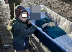 Муж и дети избили женщину до смерти, а врач записал, что она умерла от коронавируса