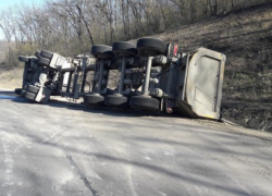 В Хынчештах перевернувшийся грузовик засыпал дорогу щебнем