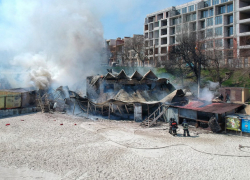 Масштабный пожар, уничтоживший популярный ресторан на одесском пляже, сняли на видео