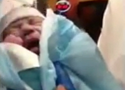 Женщина родила в магазине, младенца принял мясник: необычное видео