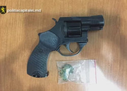 У молодого жителя Кишинева при обыске в квартире нашли наркотики и оружие