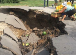 Подробности провала асфальта на Скулянке: два человека чуть не погибли