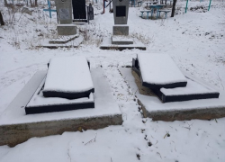 Гнусный акт вандализма в одном из молдавских сел - разбиты примерно два десятка надгробий