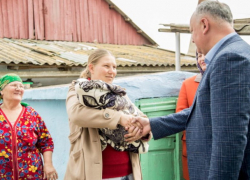 В преддверии Пасхи Додон помог двум многодетным семьям, женщины плакали