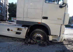 Фура провалилась под асфальт в пригороде Кишинева