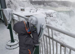В ледяную сказку превратился Ниагарский водопад из-за аномальных холодов 
