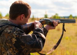 Под Штефан-Водэ ревнивый муж расстрелял машину с женой и ее любовником-соседом