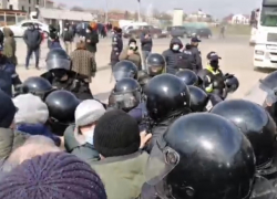 Против протестующих в Джурджулештах применили «маски-шоу»