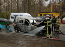 Инцидент на Телецентре – автомобиль Peugeot загорелся на полном ходу, водитель спасся чудом