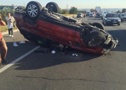 Под Кишиневом автомобиль перевернулся после столкновения с припаркованным прицепом