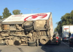 «Куриный грузовик» Avicola Floreni перевернулся в Кишиневе