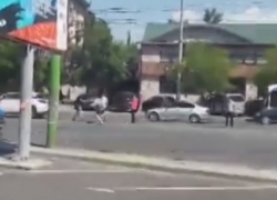 Драка мужчин на проезжей части в столице попала на видео 