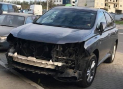 "Охота началась": автоворы разобрали припаркованный Lexus на Чеканах