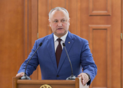 Опрос: Додон впереди Санду