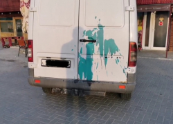 Соратники Кавкалюка облили зеленкой фургончик униониста Костюка