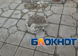 В центре Кишинева с трехэтажной высоты упали куски фигурной лепнины, чуть не покалечив людей