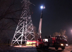 Срочно! Мужчину, оставившего без света жителей двух микрорайонов, удалось снять с ЛЭП