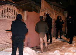 Любовник изувечил женщину и мужчин, которых застукал на сексе втроем