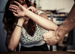 В Ниспоренах муж избил жену до потери сознания и отказался вызвать скорую помощь